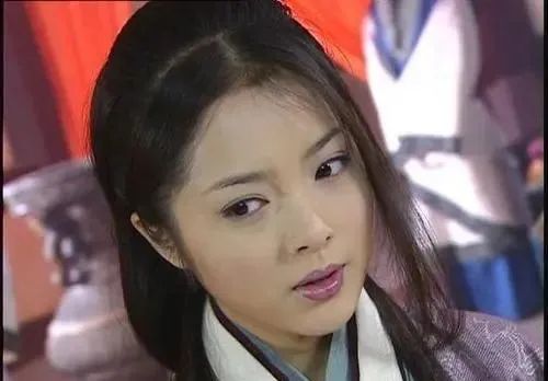 刘怡君饰秋瑾,乖巧可爱,善解人意,是个大眼睛的酒窝美女,圆圆的脸蛋