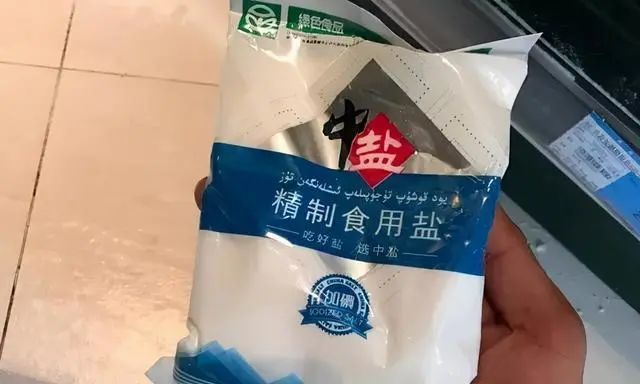 第二个,我们在买食用盐的时候,大家可以观察一下包装袋上面的产品