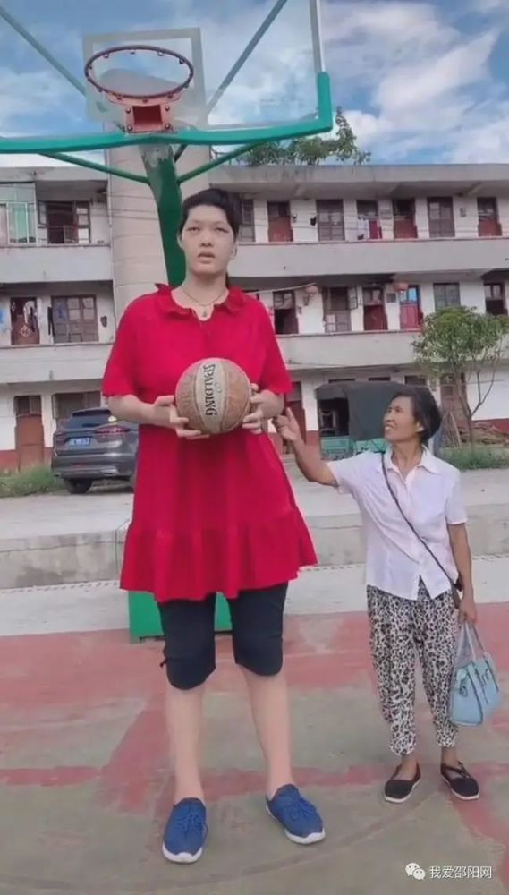 湖南女孩身高23米超吉尼斯世界纪录者15公分