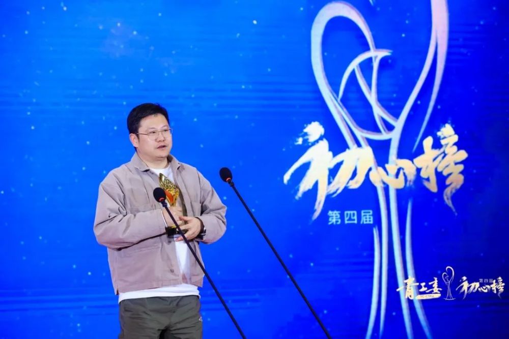 与制片人荣誉同样竞争激烈的,还有2021年度五大青年导演荣誉.