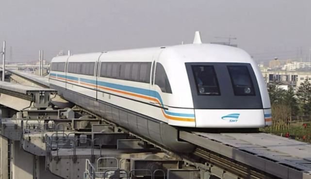 图为上海磁悬浮列车