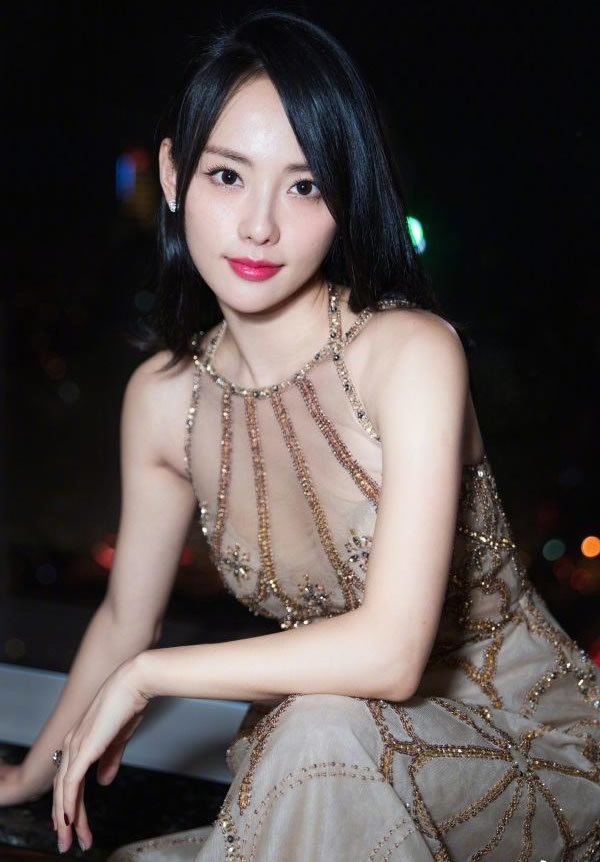 高颜值美女张嘉倪纱裙美照,看似普通小胸脯有点儿料