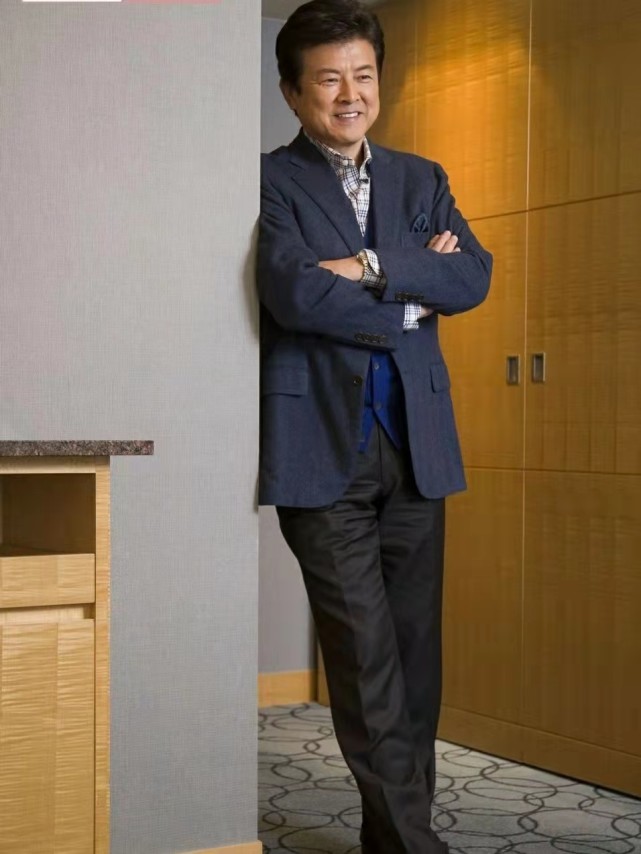 69岁三浦友和发量让人羡,"三明治"叠搭把西装穿得好儒雅,真潮