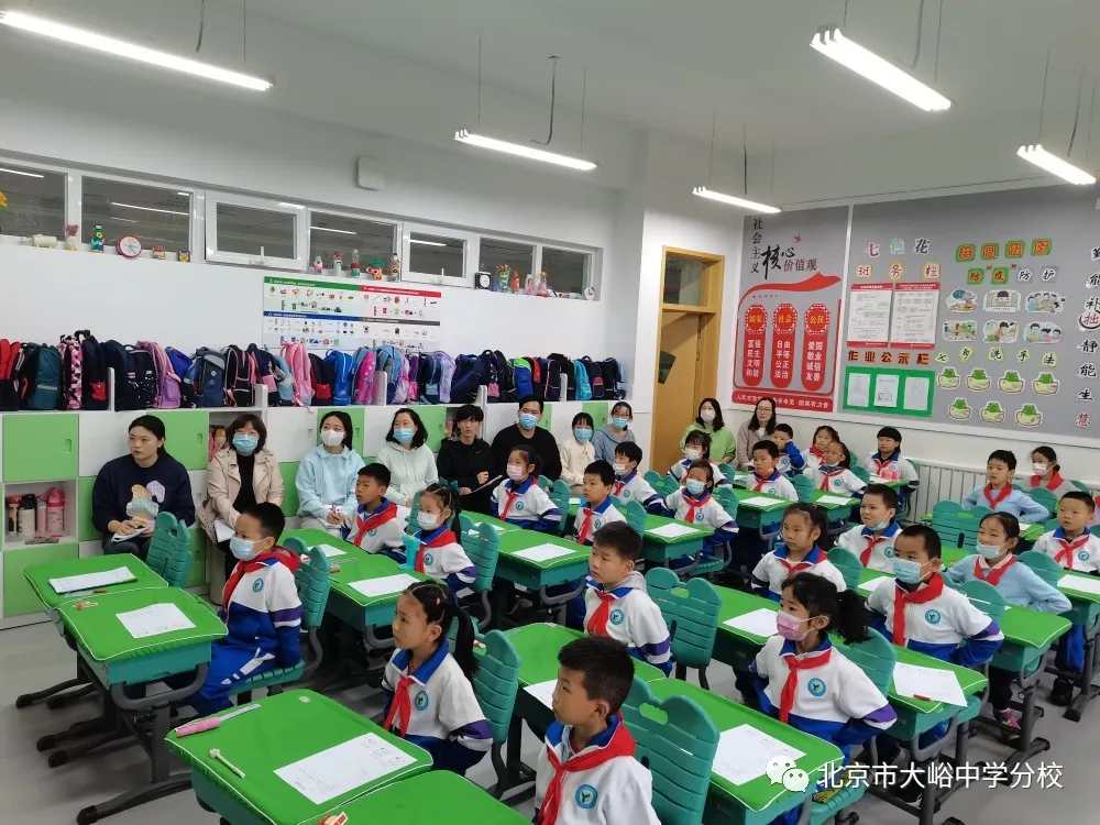 北京市大峪中学分校附属小学开展师傅引路课活动