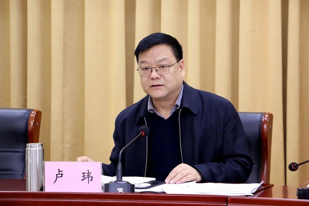 局党委书记,局长卢玮要求,全教育系统党员干部要提高政治站位,强化