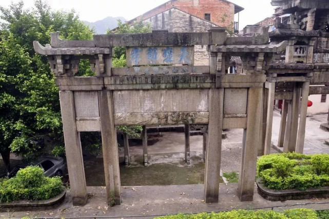 天褒节孝牌坊,位于梅州市蕉岭县蓝坊镇龙潭村,始建于清道光三年(1823