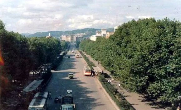 贵州老照片:80年代贵阳的"街头景象",有没有勾起你的?