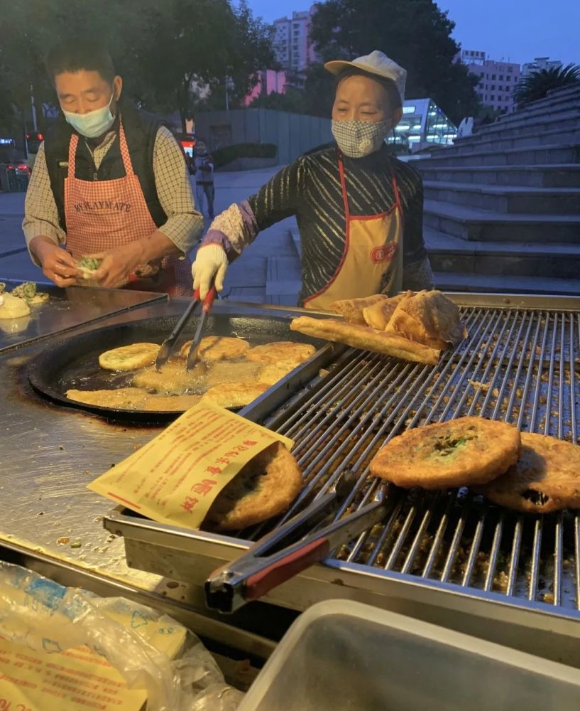 重庆街边|廖记仙乐食咂饼,凭一块韭菜肉饼让黄泥磅人从小吃到大!