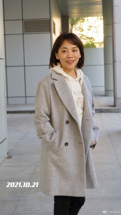 10月21日,央视女主播劳春燕在社交平台晒出自己的游玩照并庆祝自己