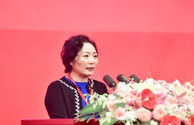 中国最大包租婆出现掌舵重庆地产龙头企业半年收租478亿
