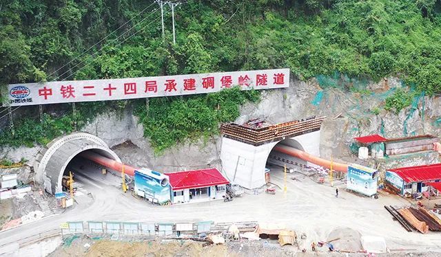 彭酉高速三标鹿角段隧道工程加紧施工