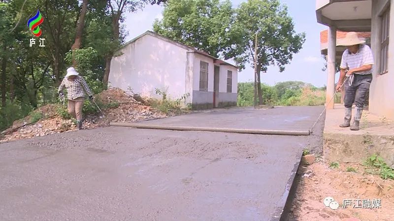 盛桥镇陡岗村水泥路通到村民家门口