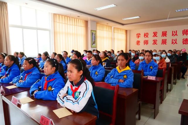 10月20日,眉山市建筑业协会在茂县八一中学以"关爱有形·润泽无声"为