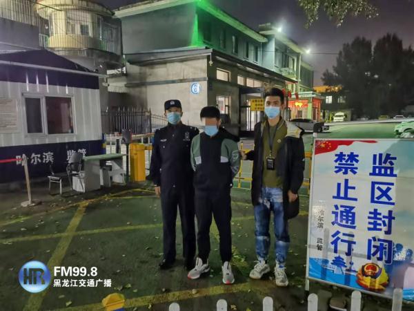 民警接到报警后,第一时间赶往现场进行勘查,取证,民警看到被踹坏的