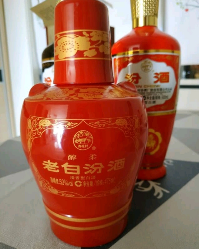 汾酒单品的价格和酒品质跨度很大,高端的太高端,玻汾的低端很多人又