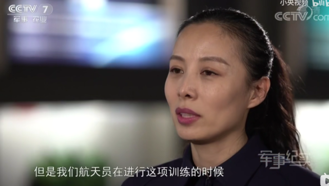巨大离心力作用下,这一过程中,会出现脑部缺血,灰视或黑视,眼泪往外
