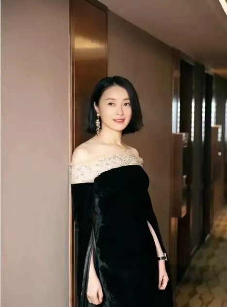 陈建斌前妻很显嫩,穿丝绒裙看着真不像50岁,气质比同龄人更优雅