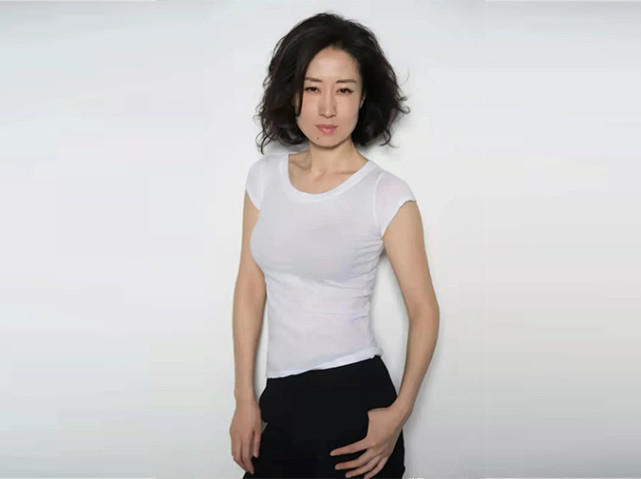 刘敏涛穿紧身白色t恤拍大片头发蓬松全程素颜尽显成熟知性美