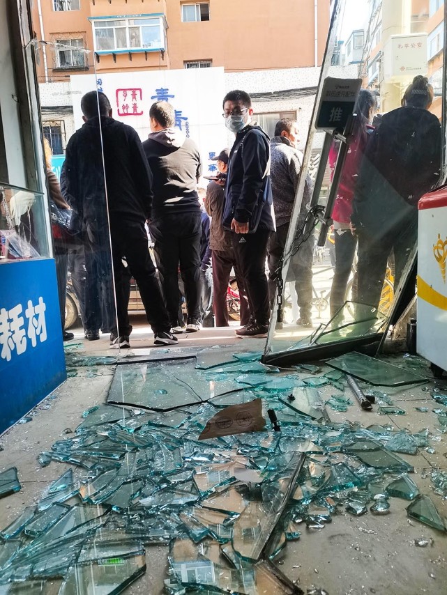 【图集】沈阳饭店爆炸事故现场,临街三层楼全被毁