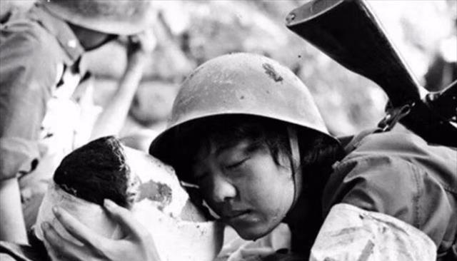 34年前老山战场旧照《死吻》:吻别战友的女护士张茹,今现状如何