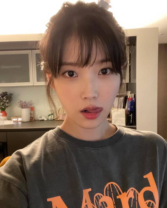 iu李知恩ins近日更新