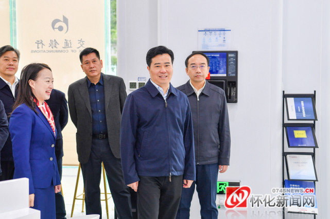 10月21日上午,市委副书记,市长黎春秋在建设银行怀化市分行调研.