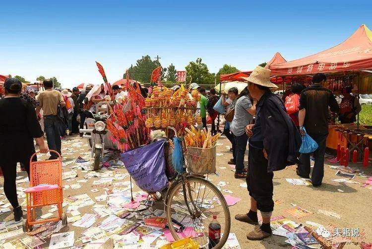 在庙会发展的基础上,诸多民间工艺进入了市场交易的舞台,木制品,条编