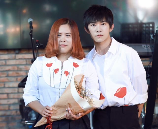 易烊千玺和阿深儿时合照两家是世交妈妈们是闺蜜难怪采访总提她
