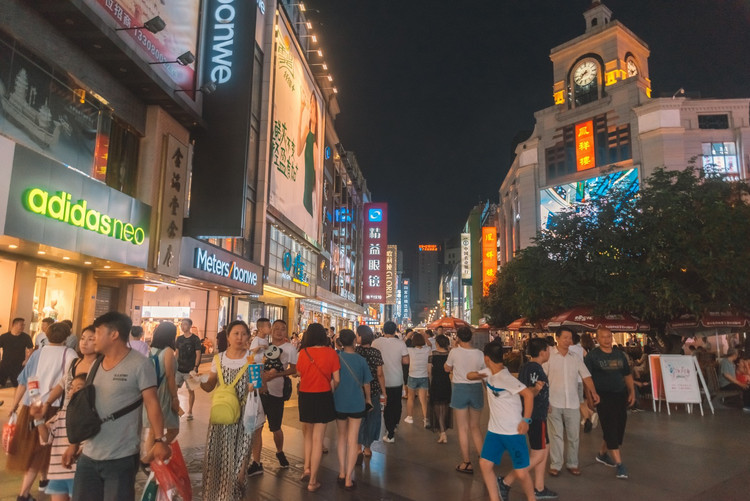 天津金街,位于天津市和平区,全长2138米,是国内最长的商业步行街,全国