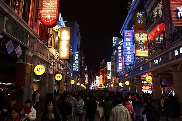 天津金街,位于天津市和平区,全长2138米,是国内最长的商业步行街,全国