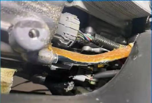 买了不到十个月的新车,电瓶竟然漏液,车主:再也不买车