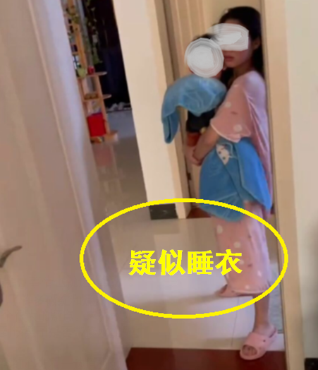 躲进衣柜肯定是穿着鞋子的 可是万万让我们意外的是这名黑衣男子是穿