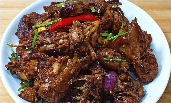 教你做东北特色小吃"辣炒鸡架,味道酸甜香辣,吃过的都说好