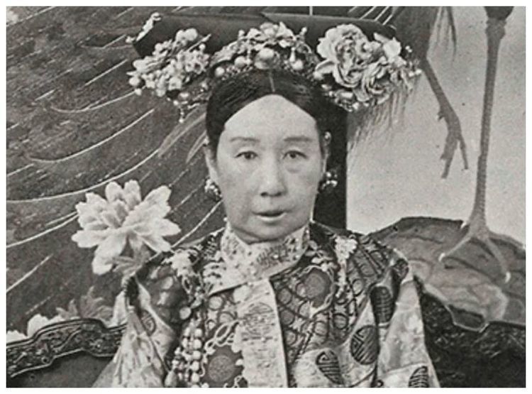 晚清第一美女有多美?黑白照难掩绝美容颜,却因慈禧私心误了一生