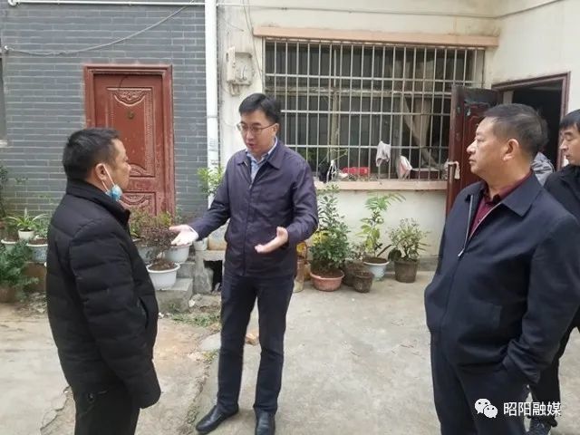10月20日下午,昭通市委副书记罗永斌到昭阳区西街社区,凤霞路社区,实