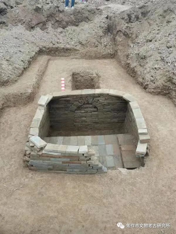棺床上填土中发现部分人骨,残毁严重,葬式不详.墓室底部较棺床低约0.