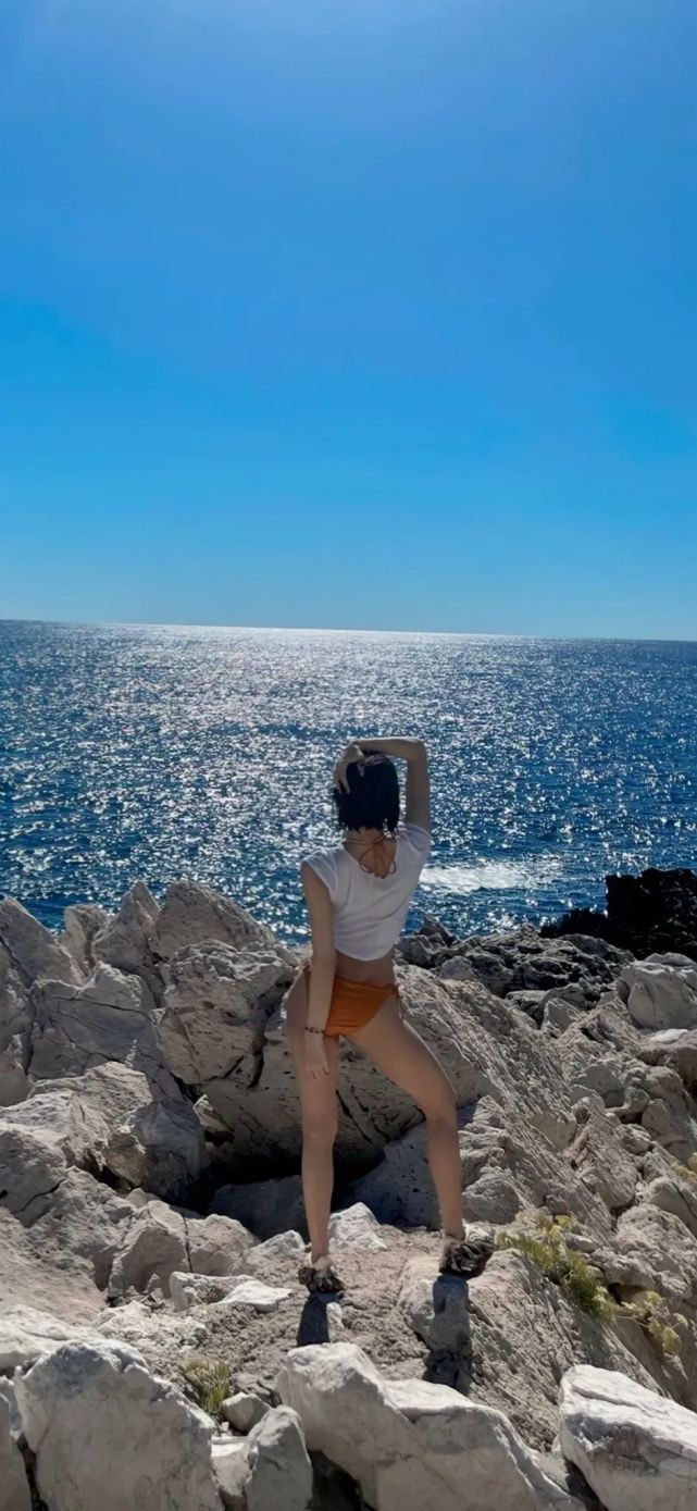 lisa晒比基尼背影照,粉丝:不许放大照片