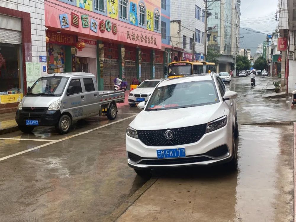 (市民报送)时间:10月16日12:15地点:小桥河违法行为:车牌号为云m fk