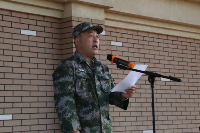 党委书记,院长王建国向人民解放军部队赠送锦旗,并对各位教官的辛勤