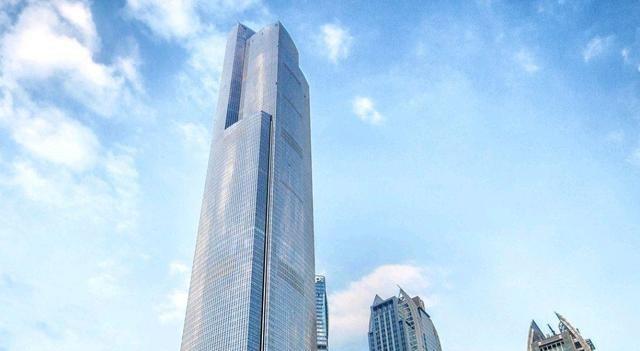 广州第一高楼造型很奇特法国游客疑惑这设计太奇怪