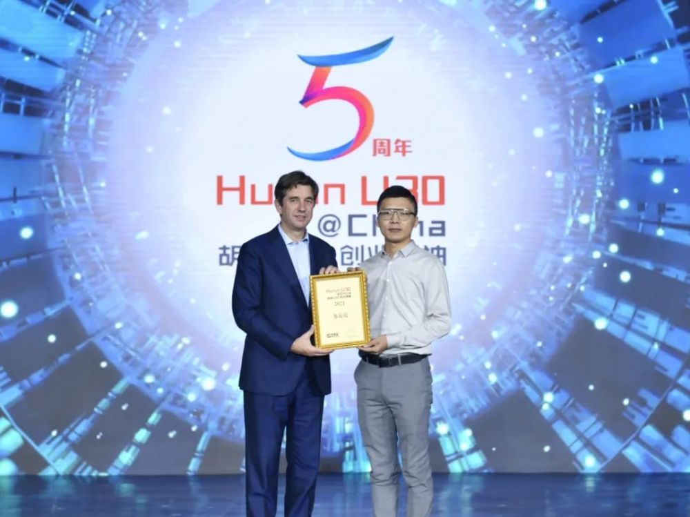 创始人,ceo茹方军▲左起:胡润,北京瑞茵国际文化创始人卢圣臻▲左起