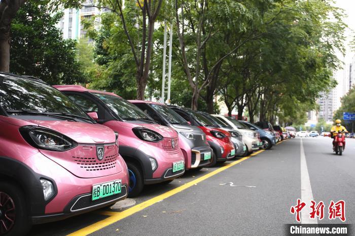 10月22日,广西柳州市道路旁停放的新能源汽车. 朱柳融 摄