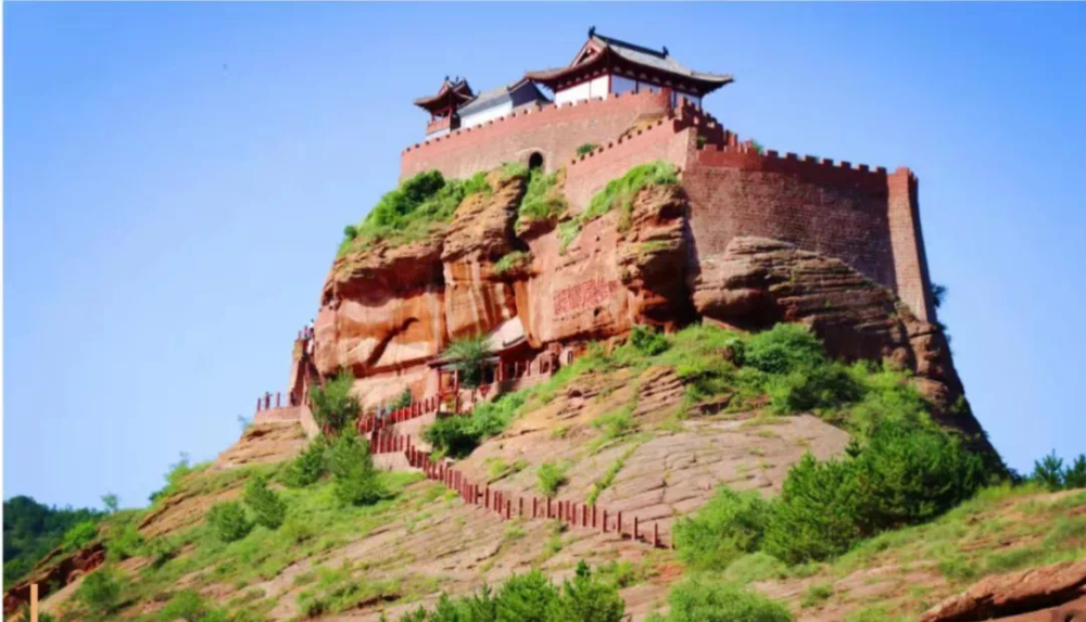 志丹县的红色岩石,主要分布在鄂尔多斯盆地陕甘宁沉积地层分区,距今约