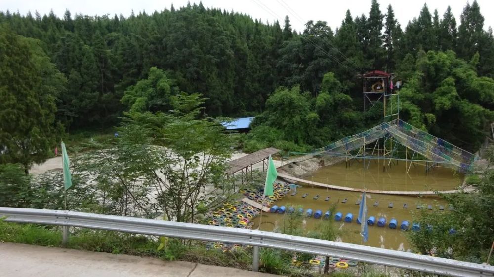 南充鹿岛公园广告宣传与实际场景相符合吗