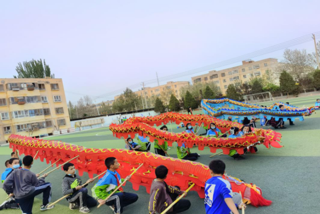 明德小学舞龙队正在表演