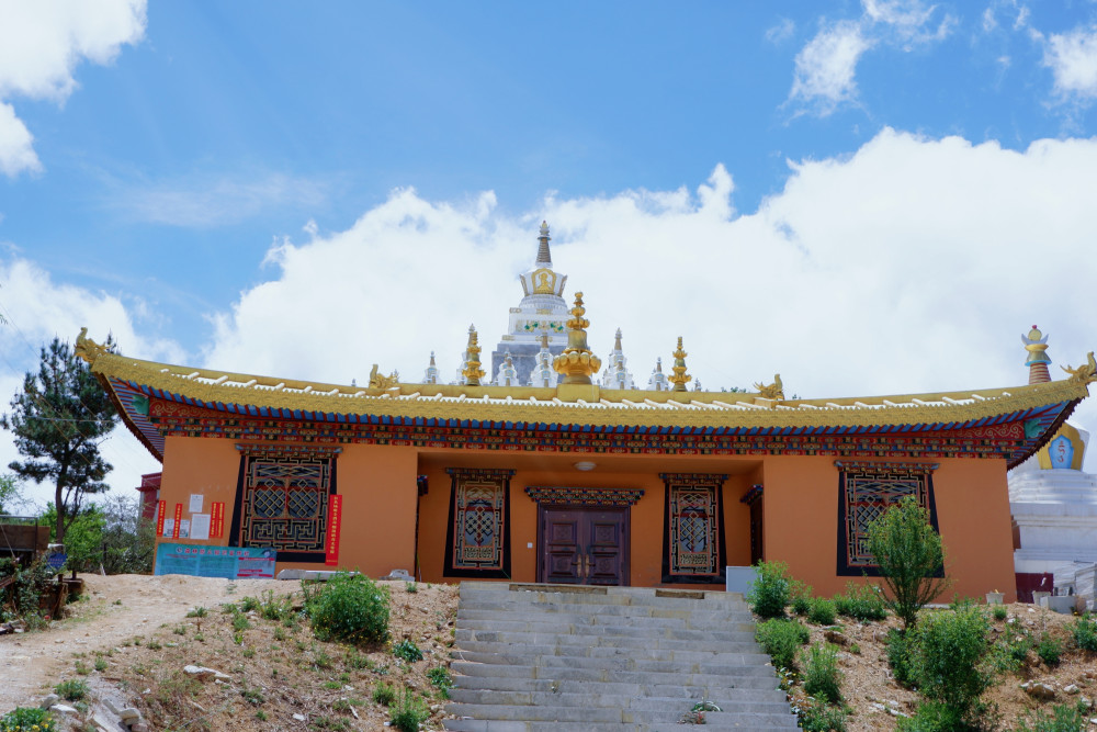 云南一座可以俯瞰全城的白塔寺,风景绝美,为何却无人问津