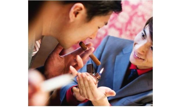 过年走亲戚有人故意不给你发烟该如何巧妙地回击他