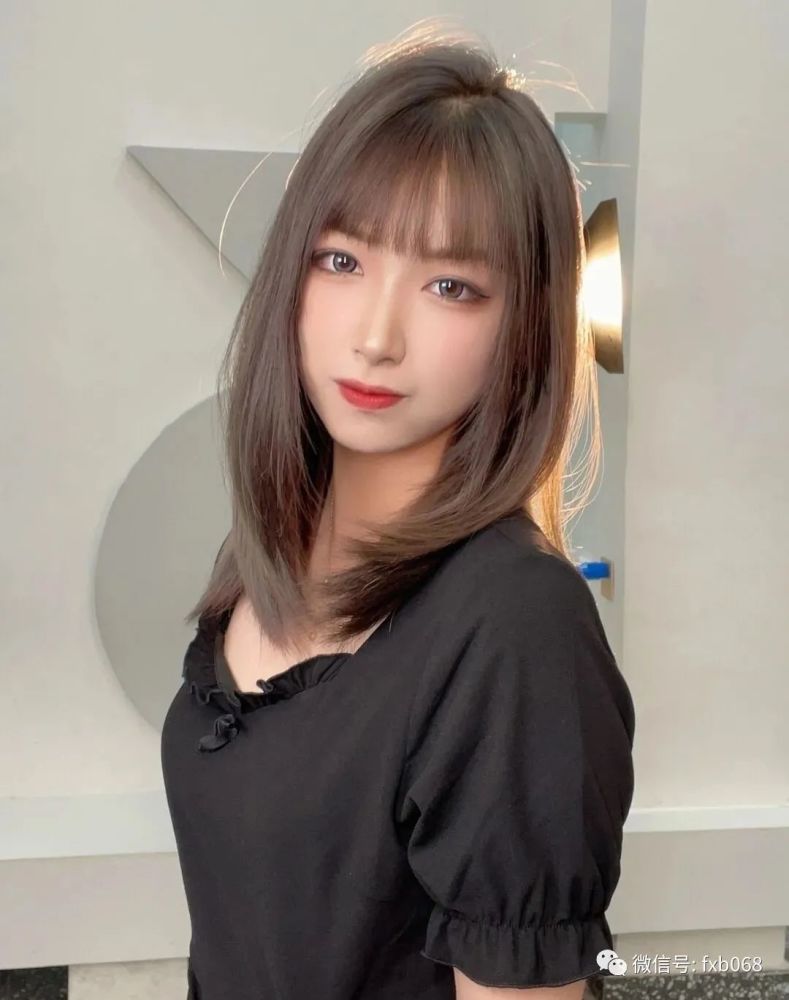 不烫高层次感锁骨发,非常有少女感,充满清纯洋溢的感觉,漫画刘海剪一
