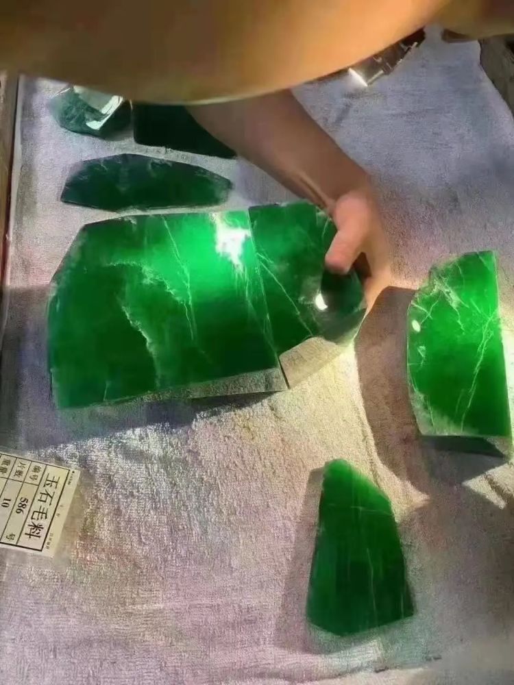 15亿帝王绿原石惊爆朋友圈平洲公盘标王横空出世