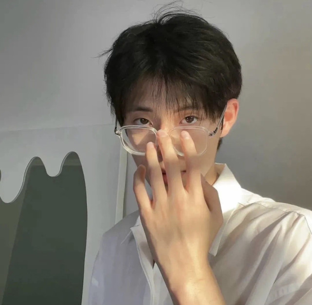 温柔鬼很难不爱的宝藏男孩头像